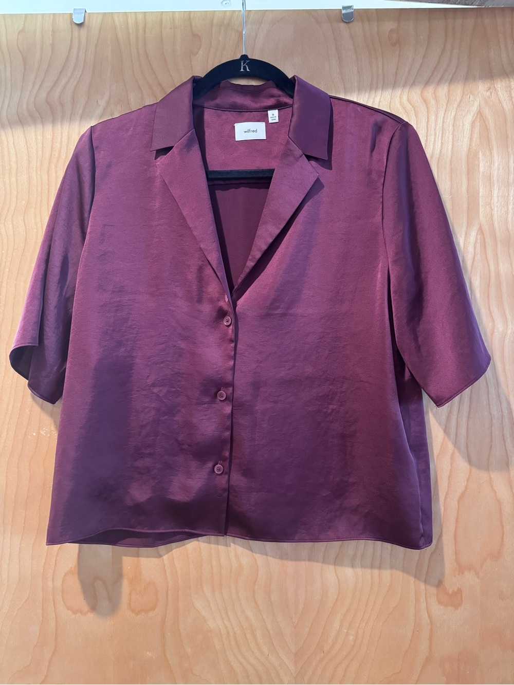 Aritzia Wilfred Satin Short-Sleeve Button-Down in Spiced Burgundy - Medium